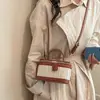 Bolsa de Mão Retrô Francesa 2026 Verão Novo Estilo Bolsa de Palha Tecida Fashionável Caixa Quadrada Pequena Bolsa de Ombro Único Transversal com Corrente