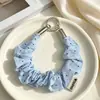 Fornecimento direto em estoque de alça de pulso para celular de algodão e linho com bolinhas delicadas, chaveiro scrunchie plissado com etiqueta de coração