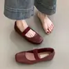 Sapatos Mary Jane femininos de sola macia e salto baixo, nova coleção primavera/outono 2026, apresentando um estilo delicado e elegante, perfeitos para um look suave e refinado, como os sapatinhos de couro da vovó