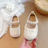 Sapatos de Couro para Meninas Primavera e Outono 2026 Novos Sapatos de Princesa para Crianças Sapatilhas de Vovó para Menininhas Sapatos de Bebê Prata com Solado Macio