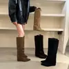 Novas botas de outono slip-on, corte reto, nicho, emagrecedoras, botas femininas retrô, bico fino, botas longas de cano alto, design de moda 2026