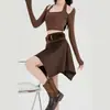 Foto real de una sexy falda retro de gamuza para mujer, nueva de otoño 2026, de cintura alta, irregular, línea A, corta