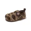 Zapatos Peludos Estilo Coreano para Niñas con Estampado de Leopardo Nuevas Llegadas Otoño/Invierno 2026 Mocasines Cálidos de Terciopelo Plus para Bebés Zapatos de Algodón para Exteriores para Niños