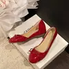 Zapatos de mujer de estilo coreano color nude de corte bajo, nuevos 2026 para verano y otoño, zapatos Mary Jane que aumentan la altura, charol con lazo, suela plana