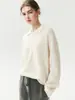 Suéter de punto 100% cachemira, sencillo y elegante, para mujer. Presenta un cuello clásico, cierre de medio botón y un corte relajado y holgado, perfecto para un look chic y sin esfuerzo.
