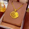 Joias de Cobre Banhado a Ouro com Design de Rosa Gravado, Pingente de Trevo Cristal de Gelo para Mulheres, Colar Cadeado Ruyi Semi-Oco com Design de Nó de Bambu de Luxo Leve