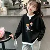 Nuevo estilo de blusa de manga larga con bloques de color y estampado de dibujos animados para niñas, con cuello redondo y diseño de dos piezas falsas para niños pequeños y mayores, adecuada para primavera y otoño