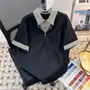 Camiseta de hombre estilo americano, imitación de dos piezas, estampado de pata de gallo, manga corta, media cremallera, hombro normal, cuello desplegable, corte limpio, manga corta
