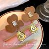 Pendientes de felpa con diseño de flores de diamantes de otoño e invierno, ligeros y lujosos, con colgante de metal de nicho, accesorios de alta gama de Yiwu.