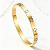 Pulseira combinada de aço titânio cravejada com diamantes para mulheres, design de trevo de quatro folhas de luxo leve, joia versátil, estoque de fábrica no atacado, drop shipping de peça única