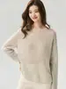 Suéter Campari minimalista, versátil y de corte holgado para mujer, con escote asimétrico, tejido suelto y un estilo casual y relajado.