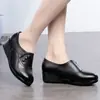 Sapatos de couro femininos Bai Zhenhe para idades 40-50, sapatos de mãe de salto médio, estilo britânico, sapatos de couro de sola macia para pessoas de meia-idade e idosos