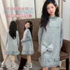 Nueva colección de otoño 2026 de vestidos elegantes y con estilo para niñas, con un diseño chic y sofisticado con lentejuelas, perfectos para pequeñas princesas