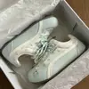 Zapatos de Entrenamiento Alemanes para Mujer Estilo Nuevo, Diseño Único, Versátiles para Primavera y Otoño, Zapatos Casuales Bordados en Verde Claro, Venta al por Mayor Directa desde la Fuente