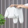 Roupas Infantis Cruzadas para Primavera e Outono 2026 Novo Estilo Coreano Moletom Casual Cool para Bebê Conjunto de Duas Peças Roupa da Moda