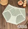 Calcinha feminina estilo triângulo com estampa floral delicada, apresentando acabamento em renda fina e um design de alta elasticidade, respirável e que se ajusta ao corpo.