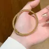 Pulseira Simples de Aço Titânio Mais Vendida Transfronteiriça para Mulheres, Não Desbota, Luxo Leve, Pulseira de Alta Qualidade, Versátil para o Dia a Dia, Acessório de Mão Estilo Luxo Leve