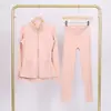 Conjunto de Chaqueta LULU DF con Cuello Alto y Pantalones Cropped con Logo, En Stock, Entrega Directa, Corte Delgado, Transpirable, Chaqueta Elástica con Cremallera Dorada