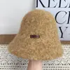 Sombrero tipo cubo de lana sintética de color liso estilo coreano para mujer, nueva colección otoño/invierno, cálido, con un pequeño parche de cuero, adecuado para tallas de cabeza grandes y diseñado para crear un efecto adelgazante
