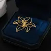 Broche de Camelia de Moda y Elegante, Exquisito Accesorio de Ramillete para Traje, Pin Antiexposición, Diseño de Flor Hueca Dorada