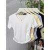 Camiseta Amarilla Leche Reductora de Edad Cuello en V Hombro para Mujer Ajustada Cintura Plisada Top Base Verano Estilo Simple Puro Combinable Top Manga Corta