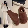 Chinelos lisos e versáteis da moda para mulheres, perfeitos para street style, visual de alta qualidade, não excessivamente na moda, confortáveis para ficar em pé e estilosos para 2026