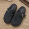 Zapatos peludos grises de suela gruesa 2026, media pantufla estilo Birkenstock, zapatos de algodón cálidos con forro de felpa, pantuflas de punta cerrada, pantuflas de lana estilo mule