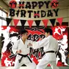 Decorações de aniversário de Taekwondo transfronteiriças, incluindo faixas, painel de fundo para festa de aniversário com tema de artes marciais e toppers para bolo de aniversário.