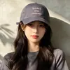 Gorra de béisbol nueva moda estilo coreano 2026 con bordado de letras, sombrero de sol versátil y elegante para mujer para viajes al aire libre