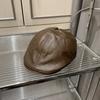 Sombrero de sentido avanzado otoño e invierno uso de cuero sombrero vanguardista textura retro artístico cara de patito visera de pico de pato boina