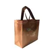 Bolsa TNT Colorida com Revestimento Brilhante, Bolsa Dourada Revestida 120g, Bolsa TNT Colorida com Estampa em Relevo