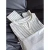 Camisa Henley Botão Decote V Listrada para Mulheres, Estilo Coreano Primavera/Outono Top Gentil que Reduz a Idade, Camiseta de Manga Longa com Ombro Normal Camada de Base