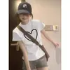 Camiseta Branca Slim Fit de Manga Curta para Mulheres, Nova Coleção Verão 2026 Estilo Americano Cool e Tendência Crop Top