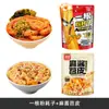 Um Pacote de Macarrão Grosso de Batata Doce e Picante, um Lanche Instantâneo Conveniente para Pessoas Preguiçosas