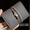 Pulsera Abierta Cuadrada de Doble Capa con Circonita Arcoíris Fluido, Chapada en Oro Real de 18 Quilates, Joyería de Lujo Ligero de Alta Gama para Mujeres