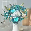 Rosas preservadas, hojas de eucalipto secas y otras flores secas para decoración del hogar; flores reales, hortensias, gypsophila y hierba de cristal para exhibición en la sala de estar.