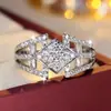 Anillo de Banda Cruzada de Tres Capas con Diseño Europeo Incrustado de Circonita Anillo de Luz Lujo Moderno de Moda Sensación de Alta Gama Anillo Geométrico Personalizado para Dedo