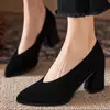 Zapatos de trabajo de gamuza negra para mujer, nuevo modelo otoño 2026, tacones altos de punta cuadrada, cómodos para estar de pie mucho tiempo, zapatos profesionales para mujer