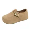 Sapatos estilo Birkenstock com sola grossa, totalmente fechados, que aumentam a altura, nova coleção outono 2026, sapatos slip-on versáteis com solas macias, modelo feminino