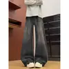 Pantalones de otoño para hombre estilo retro, con un diseño curvo texturizado de bambú, estética de streetwear americano, acabado lavado y desgastado, con un patrón dividido y deconstruido, y un corte de mezclilla holgado de pierna recta