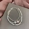 Pulseira Minimalista de Pérolas Artificiais em Três Camadas Empilhadas para Mulheres, Moderna e Sofisticada, Joia de Mão Exquisita, Acessório de Luxo Leve de Nicho