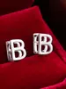 Pendientes de botón casuales de moda populares, creativos, con diseño de letra, simples, versátiles para el día a día, de alta calidad, lujo ligero