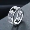 Anillo Metálico Hueco Estilo Europeo y Americano Incrustado con Diamantes de Amazon, Diseño Simple de Trébol de Cuatro Hojas, Elegante Anillo de Nicho para Mujer, Venta al por Mayor