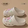 Crocs de Urso em Forma de Coração de EVA Feminino 2026 Verão Novo Solado Grosso Antiderrapante Respirável Sensação de Nuvem Chinelos Fechados Masculino