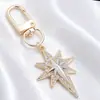 Charme de Luxo Leve Banhado a Ouro Completo em Diamante Fecho Lagosta em Forma de D Pingente Triangular Redondo Acessórios para Chave Fábrica de Origem Atacado