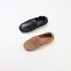 Novos Sapatos Casuais Slip-On de Outono Feitos de Couro Genuíno com Saltos Grossos e Design Pregueado para Mulheres