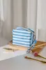Bolsa de maquillaje simple a rayas bicolor, portátil y artística, adecuada para viajes, almacenamiento de productos para el cuidado de la piel, bolso de mano, bolsa tipo almohada