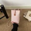 Bolsa de celular tecida color-block para mulheres, nova coleção primavera 2026, bolsa quadrada pequena de palha tecida moderna e fashion, bolsa transversal simples estilo coreano