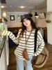 Foto real de una camiseta a rayas tipo nube para mujer de talla grande, con un tejido afelpado, suave y cómodo, corte holgado y un top casual versátil estilo coreano, estilo moderno 25275