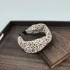 Faixa de Cabelo Estilo Coreano de Aba Larga com Estampa de Leopardo para Mulheres para Prender o Cabelo, Lavar o Rosto e Aplicar Máscara Facial Faixa de Cabelo Celebridade da Internet Outono e Inverno Acessórios de Cabelo Presilha Retro Transfronteiriça